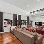 Teneriffe Hidden Warehouse! 2Bed/1Bath/1Car