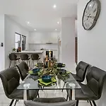 Holiday home Stunning 3-bedroom Townhouse *