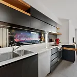 Apartment Discover Urban Bliss In Our 1-bedroom King Bed Apartment! Views And Cultural Gems *