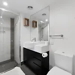 Discover Urban Bliss In Our 1-bedroom King Bed Apartment! Views And Cultural Gems Apartment *