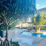 Apartment Luxury And Convenient Unit In South
