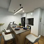 Apartment Luxury And Convenient Unit In South