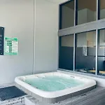 Apartment Luxury And Convenient Unit In South
