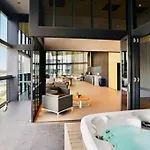 Apartment Luxury And Convenient Unit In South Brisbane