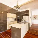 6km To Cbd Convenient 5br Queenslander Coorparoo