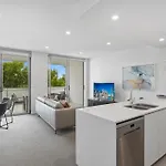 Sleek 2-Bed With Balcony And Communal Bbq Area