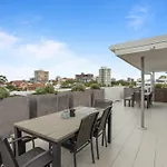 Sleek 2-Bed With Balcony And Communal Bbq Area