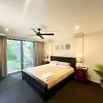 Spacious Hideaway Retreat, Brookfield, Brisbane
