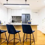 Stunning 2 Bedroom Retreat W Gym Sauna And Pool