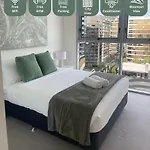Top-floor Luxe In The Free Parking, Pool, Gym, Wifi Apartment