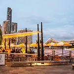 Cool New Yorker Cbd Apartment