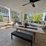 2-bed Unit With Large Backyard, Bbq & Parking Brisbane