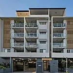 Modern 2-Bed 2-Bath - Walk To Hospital & Westfield