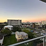 Modern 2-Bed 2-Bath - Walk To Hospital & Westfield