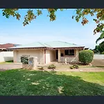 Carindale Family Home/Close To Westfield & Highway