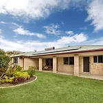 Carindale Family Home/Close To Westfield & Highway
