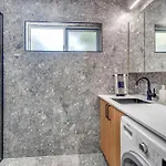 Comfort Cove - Quiet Luxury With Full Kitchen Apartment *