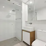 Sophisticated 2-bed With Pool & Gym Apartment *