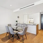 Sophisticated 2-bed With Pool & Gym Apartment