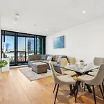 Sophisticated 2-bed With Pool & Gym Apartment *
