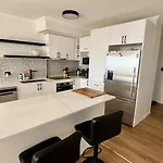 The Summit - Spacious 9th Floor * Brisbane