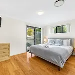 3Bd Townhouse Close To Shops, Transport With Carpark