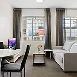 The Capitol Apartment - Prime Location Compact Studio With Pool & Off-Site Parking