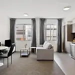 The Capitol Apartment - Prime Location Compact Studio With Pool & Off-Site Parking