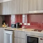 The Capitol Apartment - Prime Location Compact Studio With Pool & Off-Site Parking