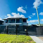 Modern 2 Bedrooms House Close To Qeii Hospital & Grifith Uni