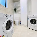 Modern 2 Bedrooms House Close To Qeii Hospital & Grifith Uni