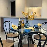 Deluxe 2bd With Infinity Pool Apartment