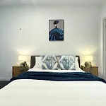 Deluxe 2bd With Infinity Pool Apartment