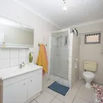 Queen Bedroom 4k Tv In Shared 2s *