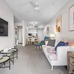 Modern Style 1Bed 1Bath Balcony Pool Cbd