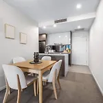 Modern Style 1bed 1bath Balcony Pool Cbd Apartment *