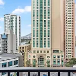 Modern Style 1bed 1bath Balcony Pool Cbd Apartment *