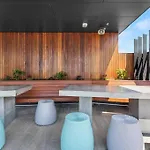 Modern Style 1bed 1bath Balcony Pool Cbd Apartment *