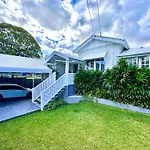 3 Bdrm Queenslander Outdoor Dining Pool & Parking