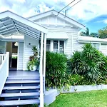 3 Bdrm Queenslander Outdoor Dining Pool & Parking