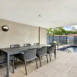 Sleek Cbd 1-Bed With Pool Sauna & Alfresco Dining