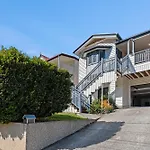 Artistic Queenslander With Park Views - 5 Bedroom - Sleep 10