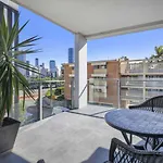 Apartment Contemporary Apt, Premium Local, Wifi, Wine, Cafes By Custom Hosting *