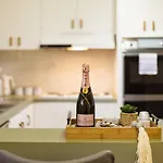 Steps From Mall Super Convenient 3Br Cozy House