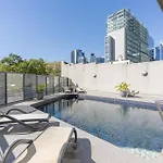 Sleek Cbd 1-Bed With Pool Sauna & Alfresco Dining