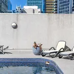 Sleek Cbd 1-Bed With Pool Sauna & Alfresco Dining