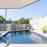 Sleek Cbd 1-Bed With Pool Sauna & Alfresco Dining