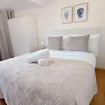 Comfy Unit Near Garden City Westfield Street Parking