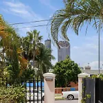 Spacious Inner City 2-Bed With Parking And Balcony