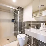 Apartment Modern 3br Riverside W Parking Near Shops And Park *